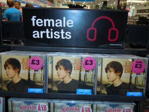 Típica tienda de discos de UK, donde Justin Bieber es una lesbiana