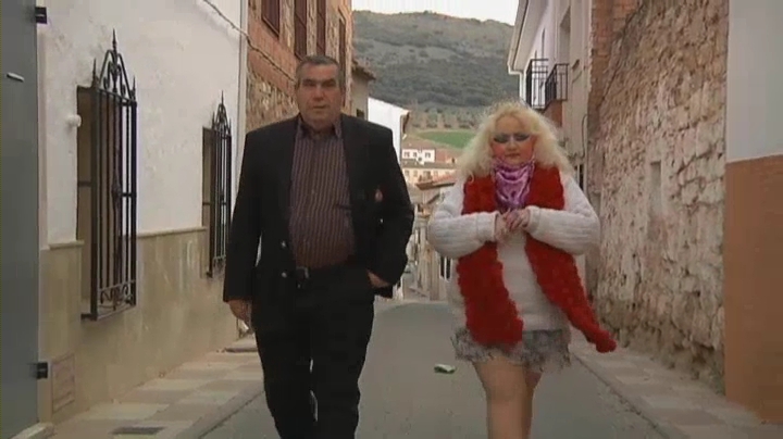 Mónica y su cónyuge paseando por Villamanrique.